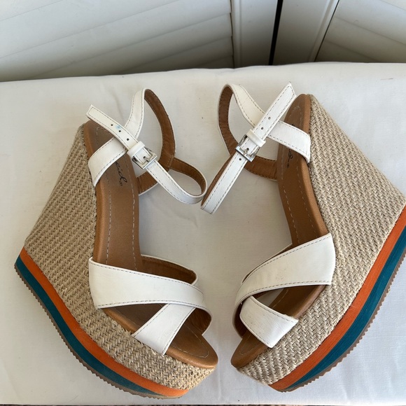 QUPID “RARE” WHITE PLATFORM WEDGES SZ 6 - Picture 5 of 12
